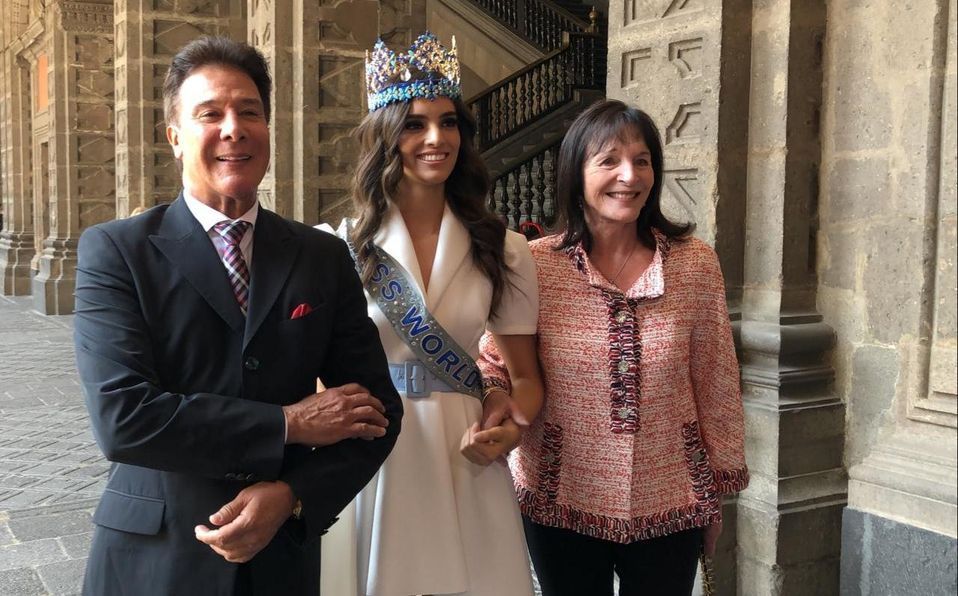 López Obrador se reúne con Ángela Ponce, Miss Mundo