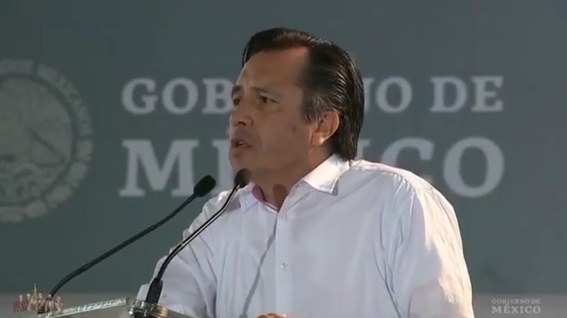 Abuchean a Cuitláhuac García en Minatitlán frente a AMLO